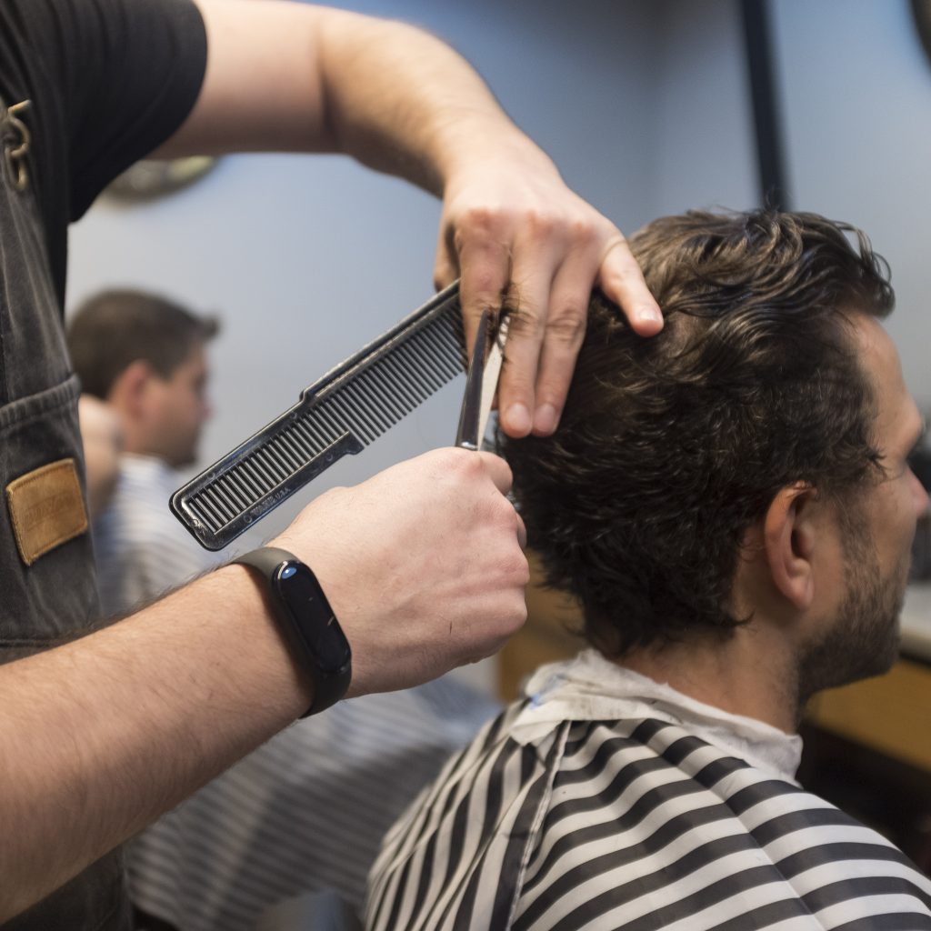 Detalle de corte de cabello con tijeras en Groom